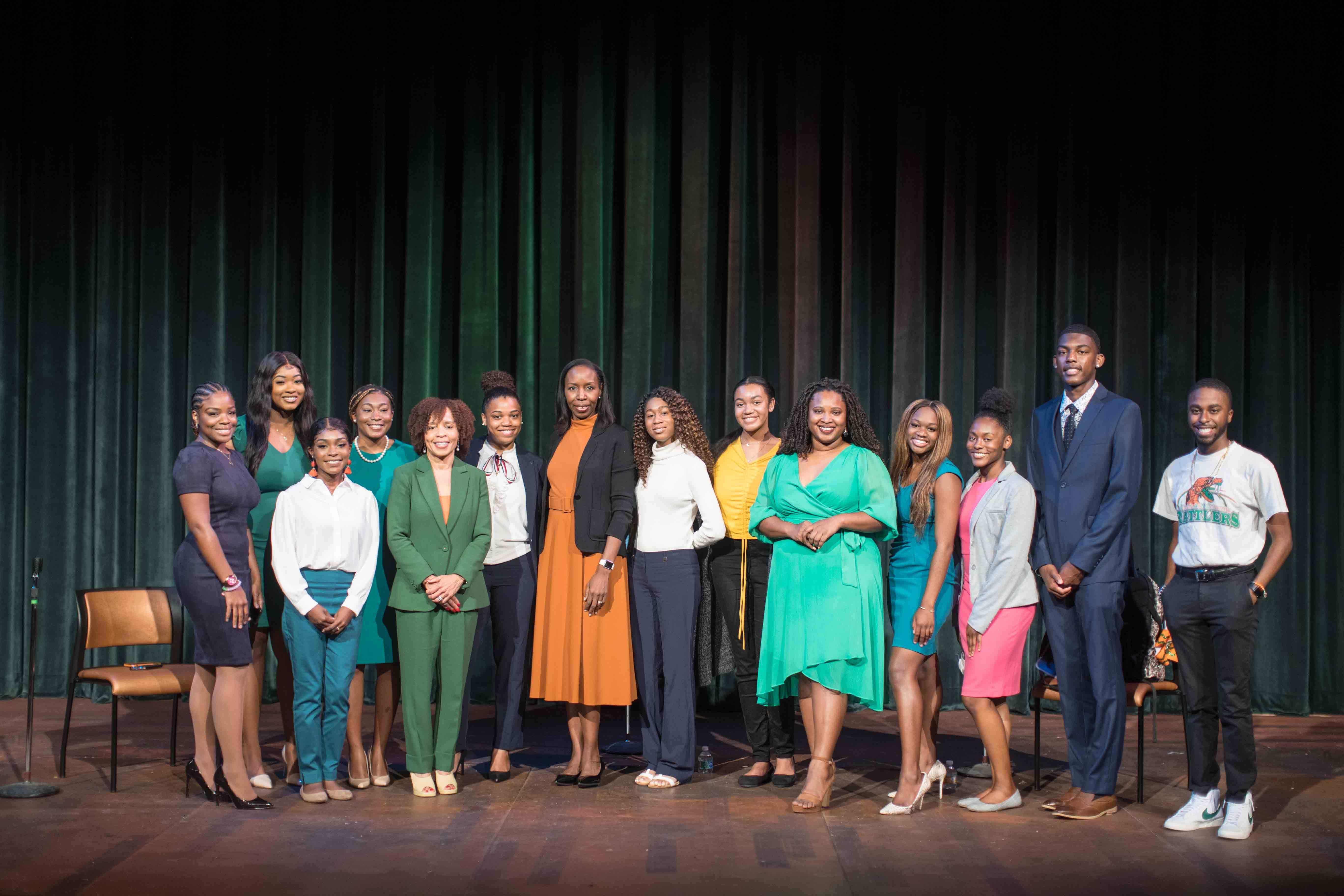 SJGC Alumni and Students poses for a picture after the panel discussion with Alumna Kim Godwin, ABC News President and Dean Mira Lowe.